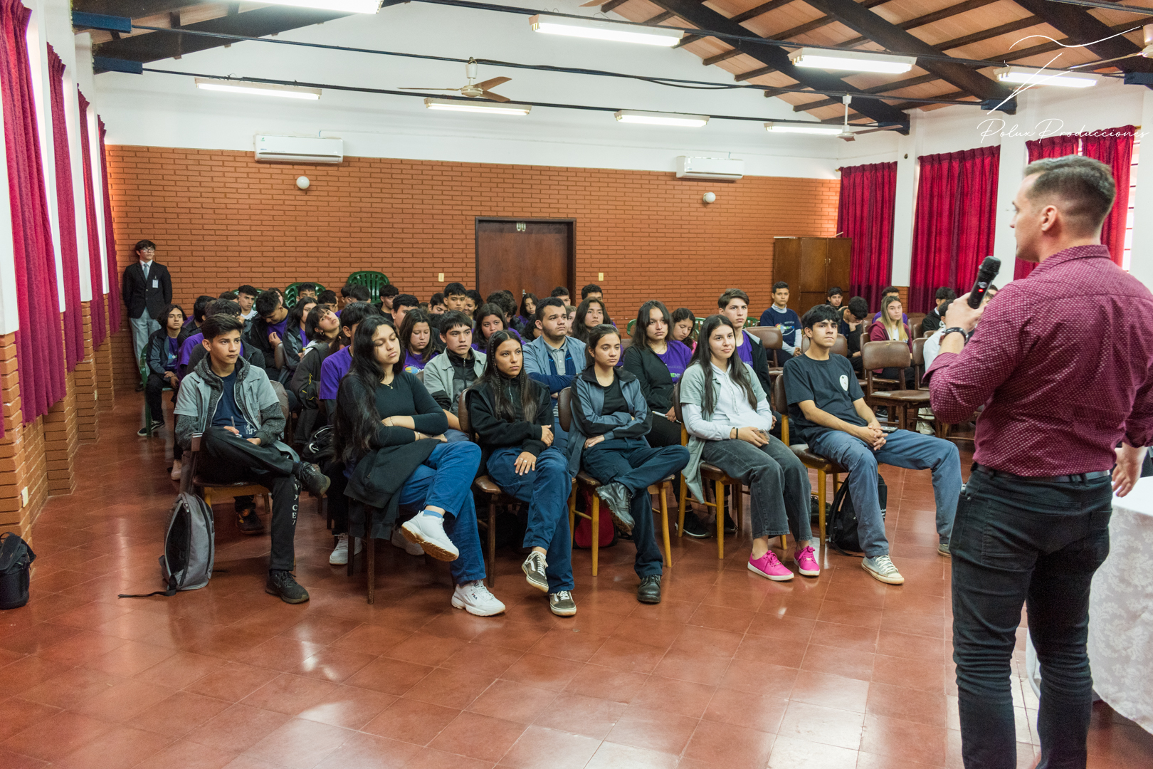Charla sobre liderazgo juvenil