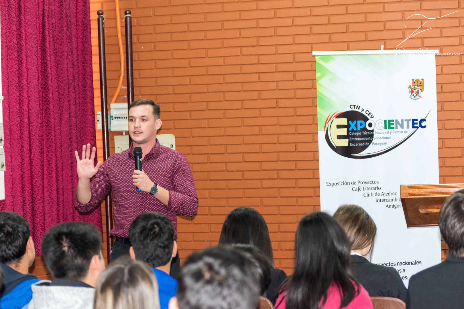 Charla sobre liderazgo juvenil