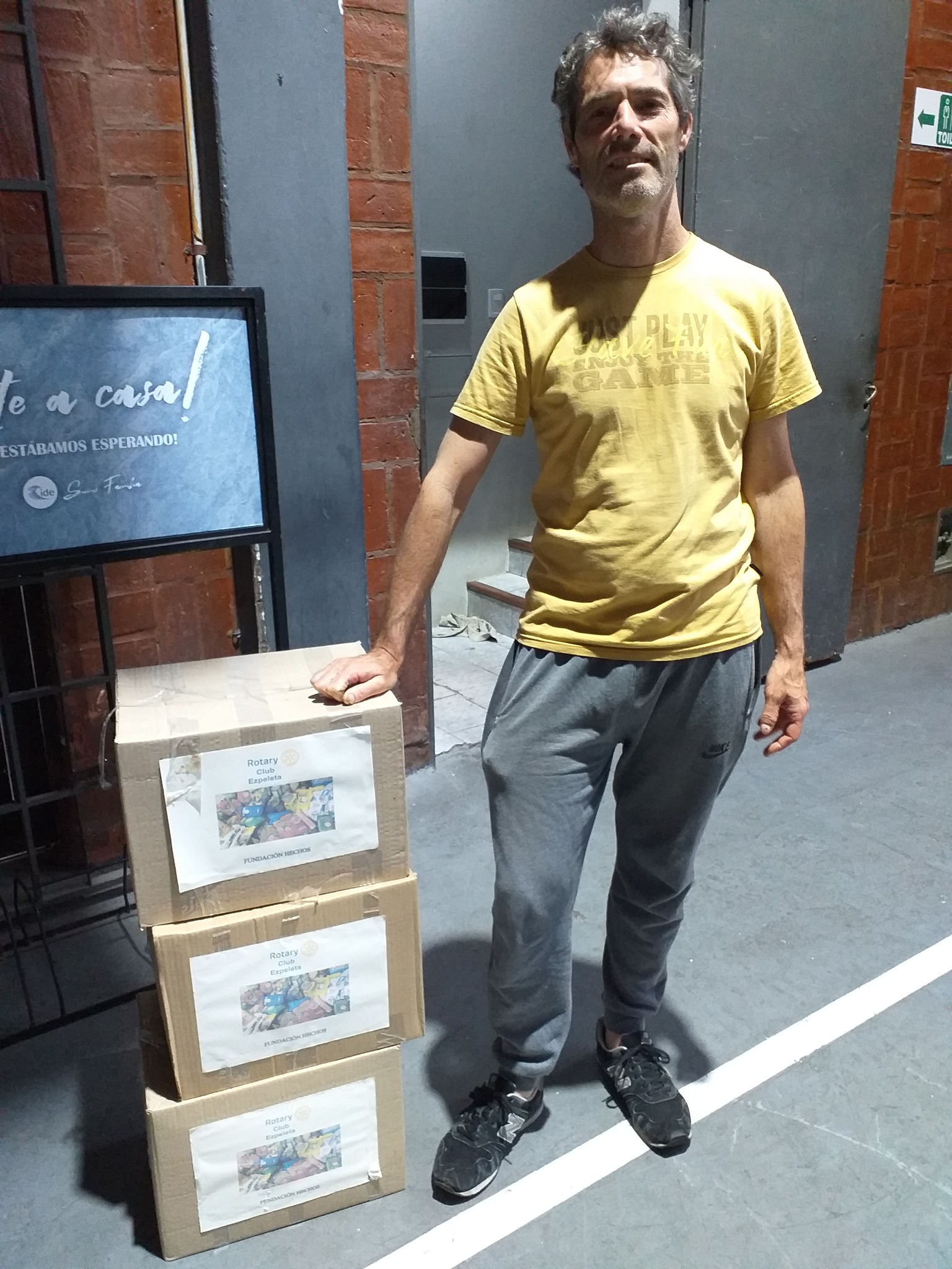 Donación de alimentos a la Fundación Hechos para el programa 