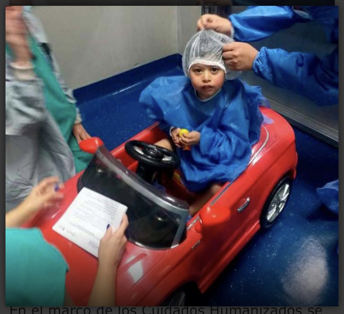 Entrega de un auto eléctrico para el sector de cirugía pediátrica