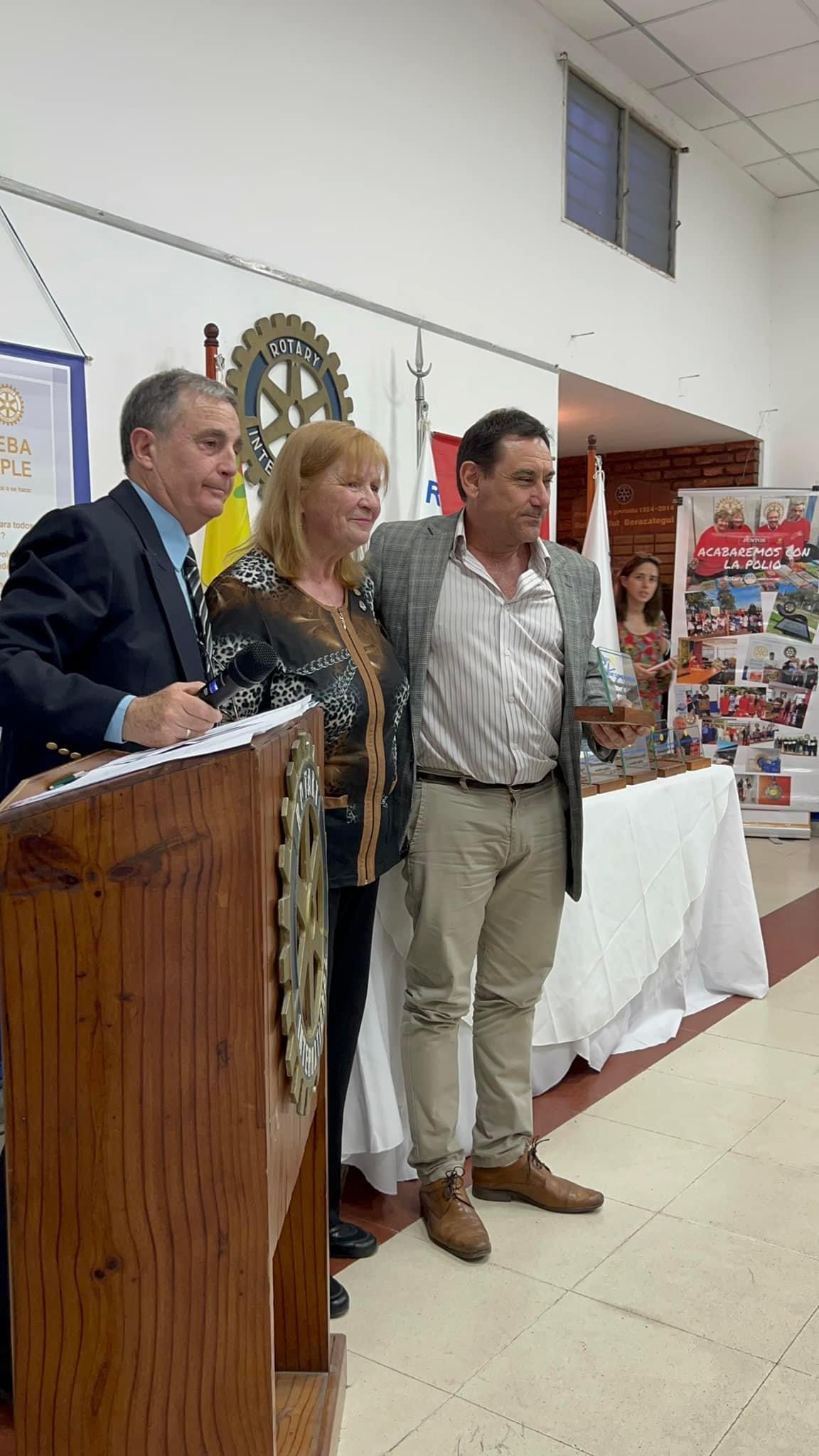 Entrega de un auto eléctrico para el sector de cirugía pediátrica