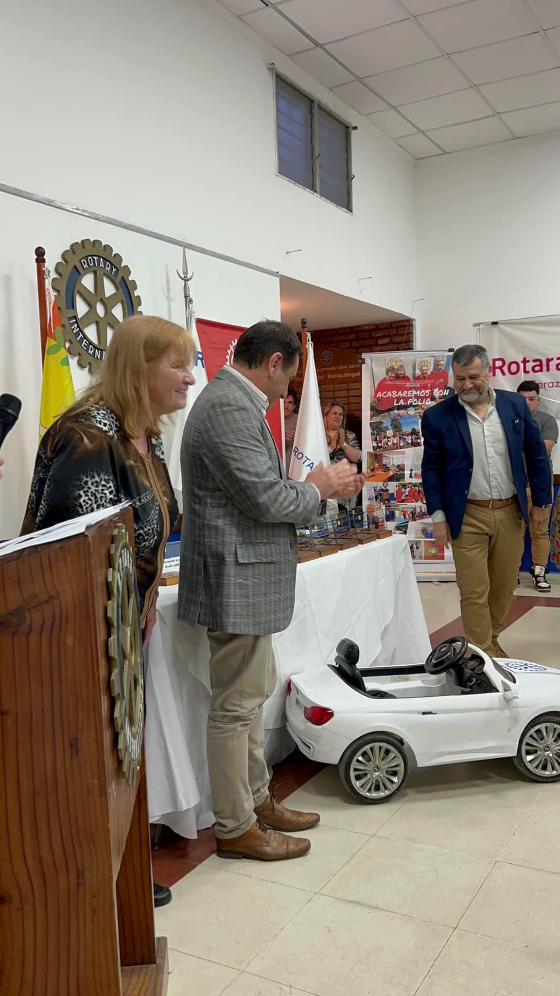 Entrega de un auto eléctrico para el sector de cirugía pediátrica
