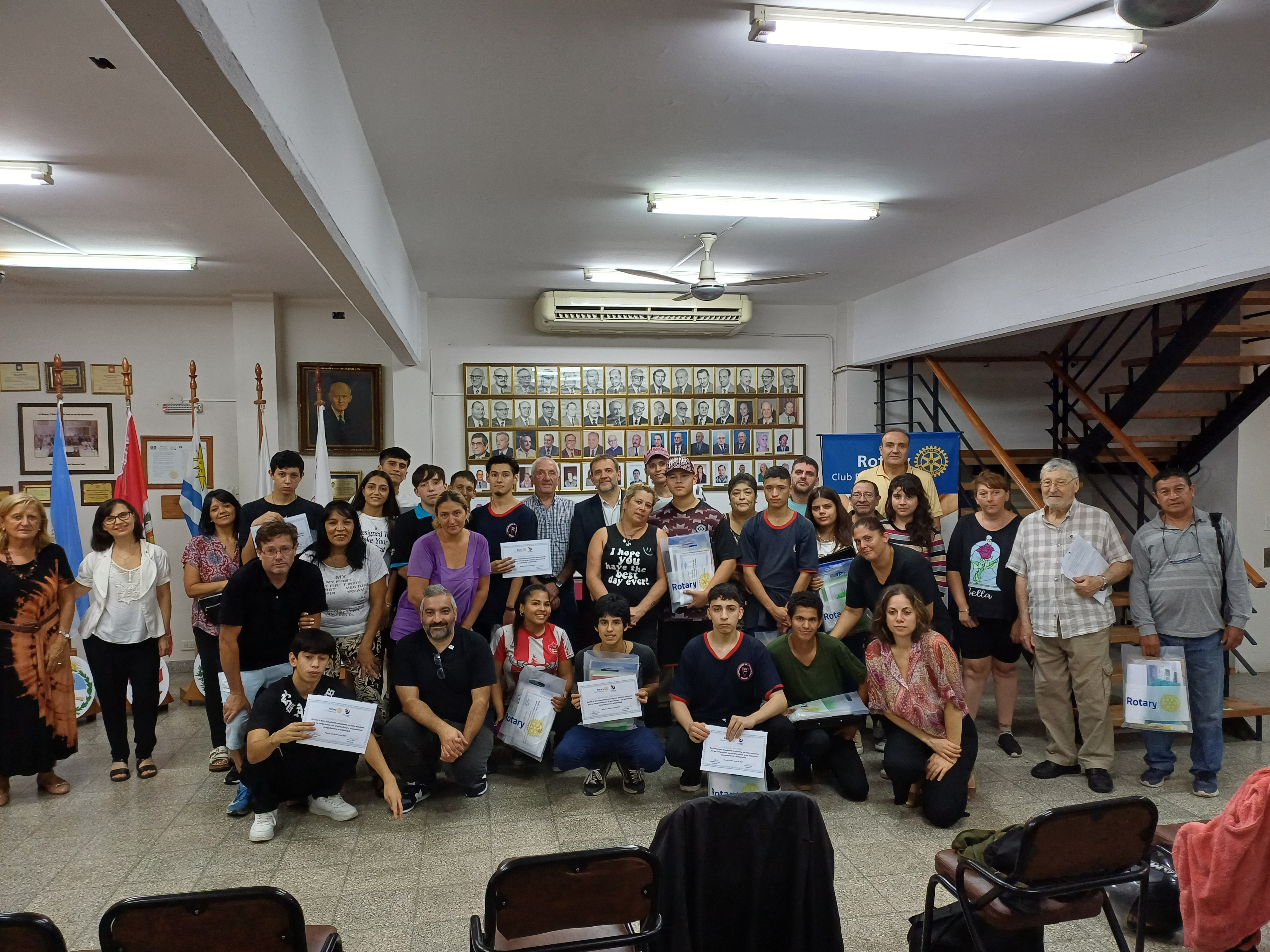 Entrega de kits escolares en Escuela Técnica