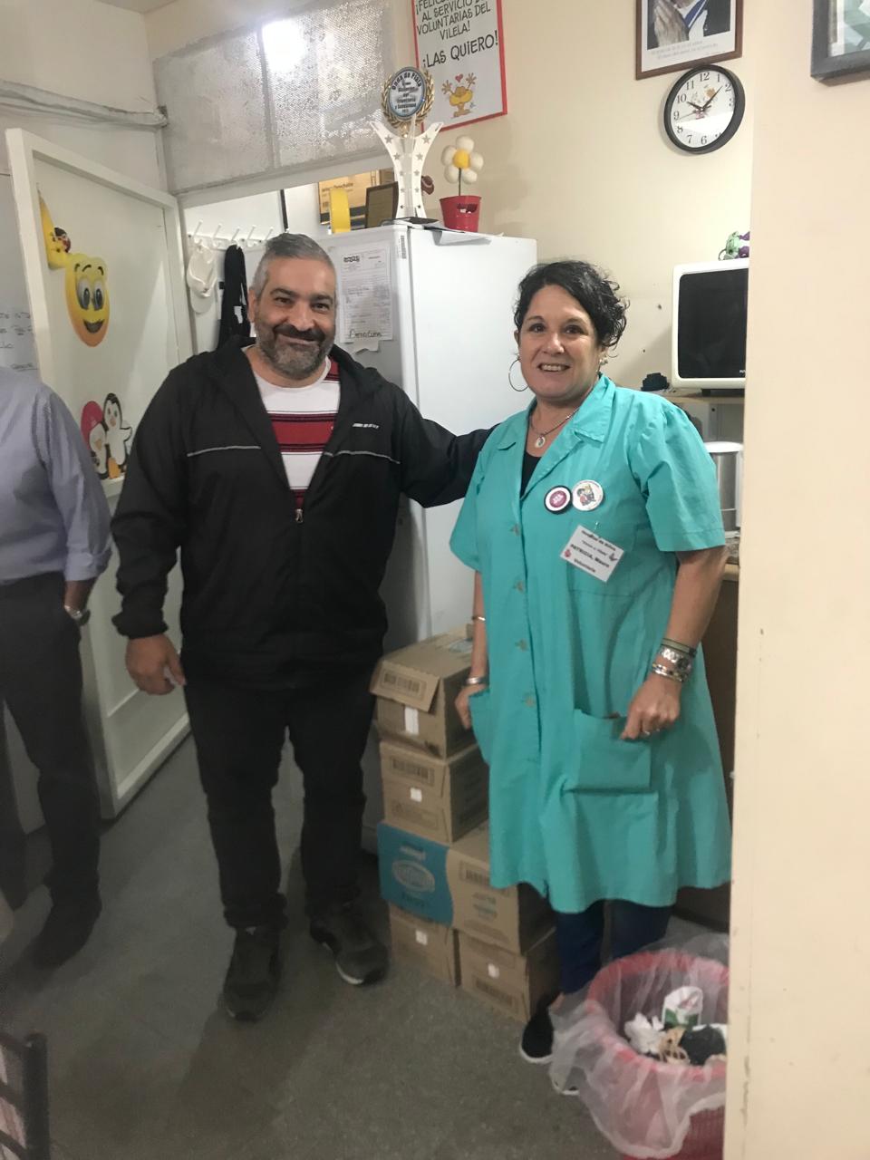 Entrega de leche al Hospital de Niños