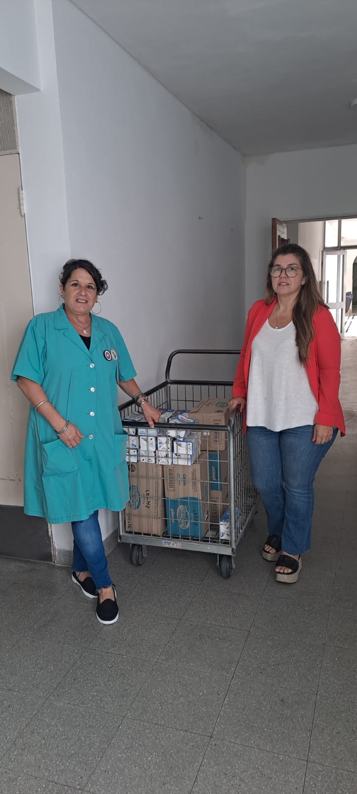 Entrega de leche al Hospital de Niños