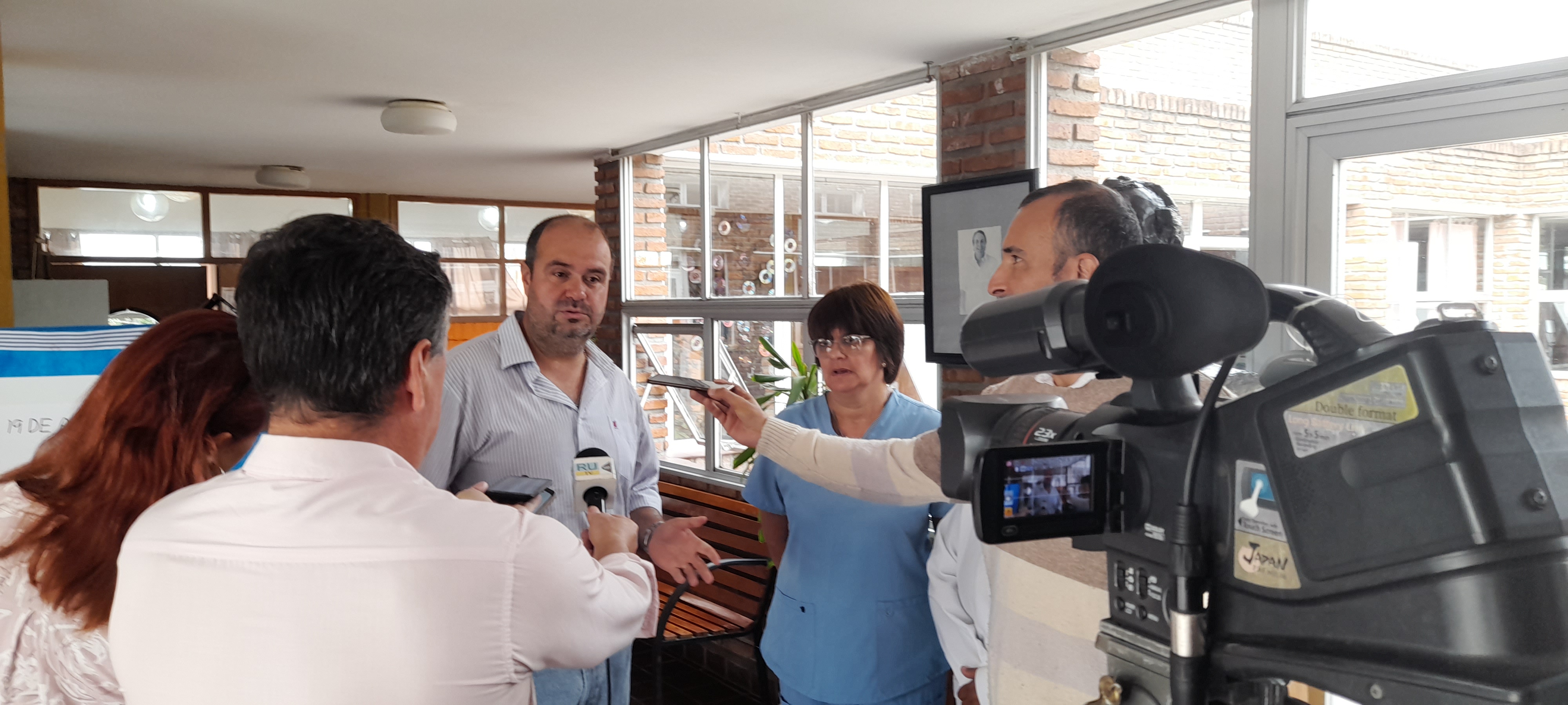 Donación de televisor smart a la comunidad sorda