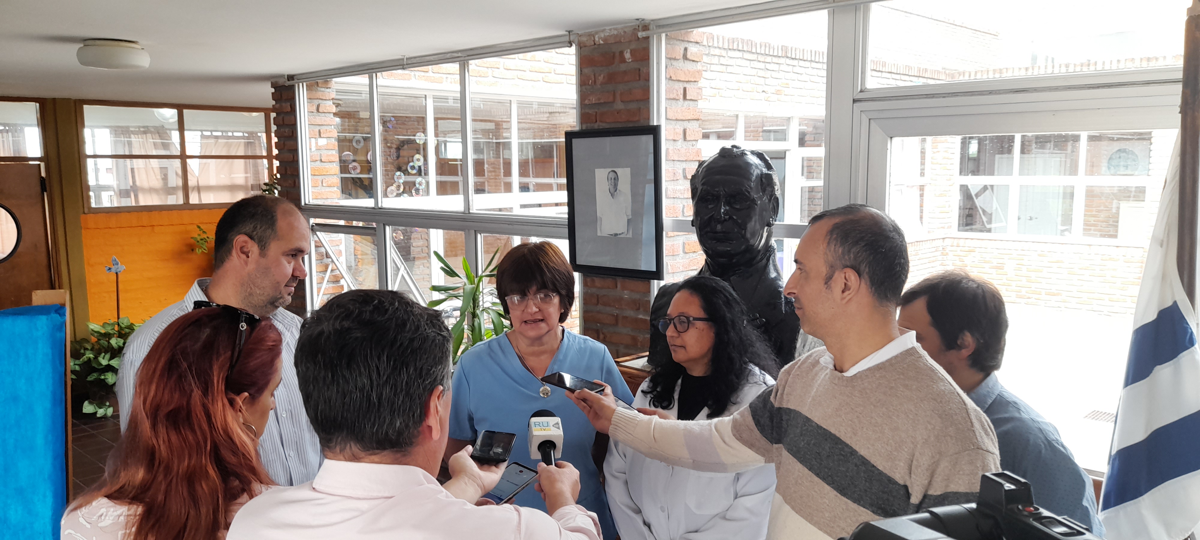 Donación de televisor smart a la comunidad sorda