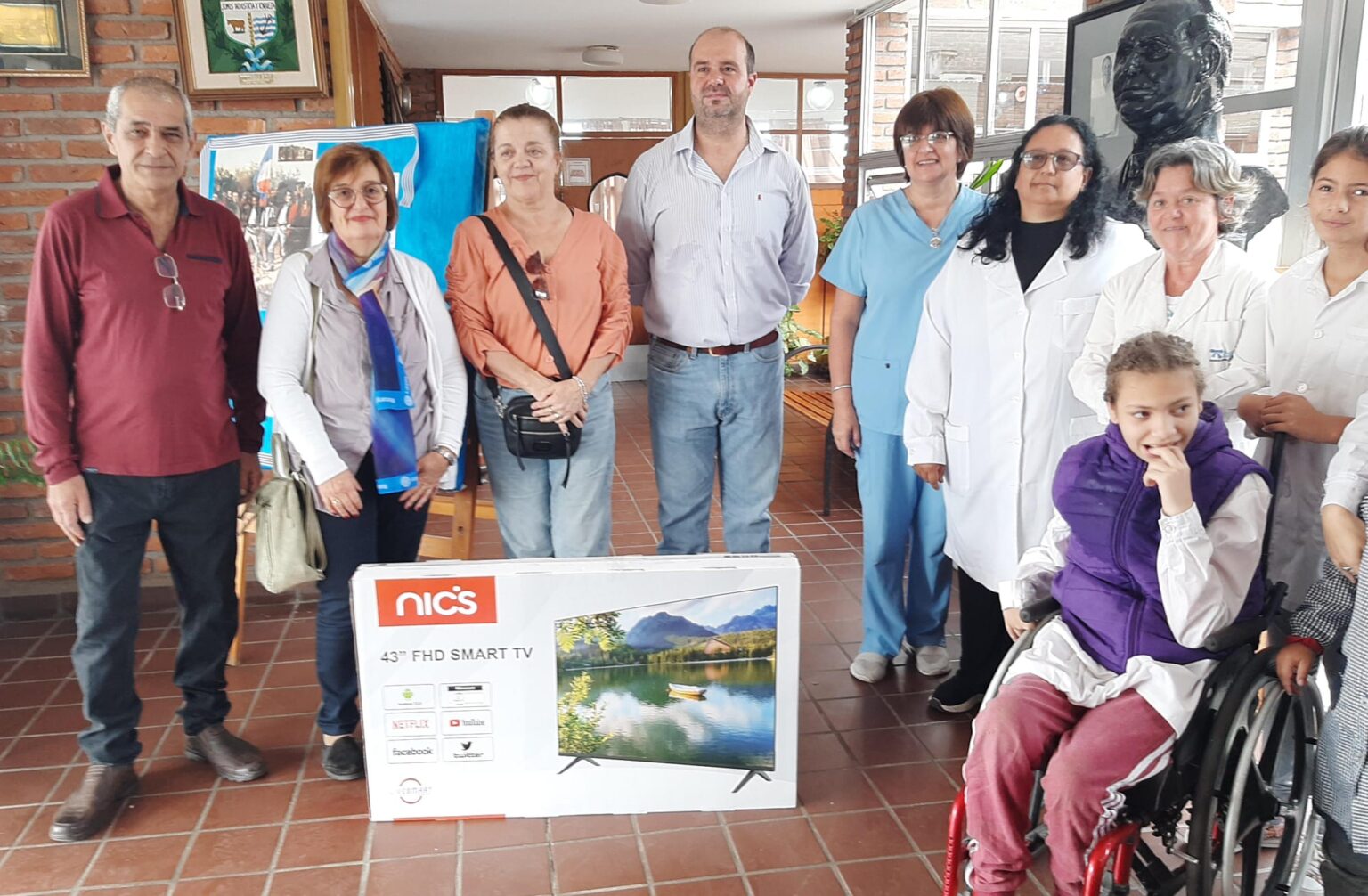 Donación de televisor smart a la comunidad sorda