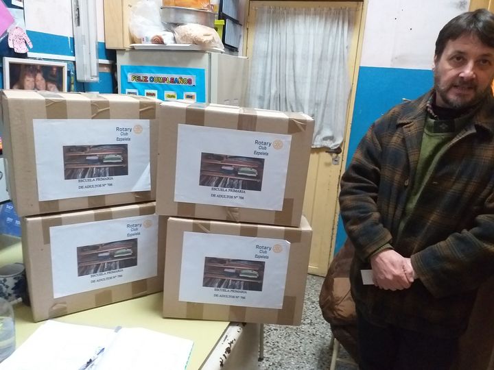 Donación de indumentaria a escuela de adultos