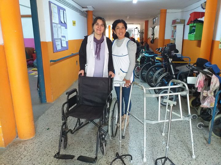 Donación de sillas, andadores y bastones para escuela de educación especial