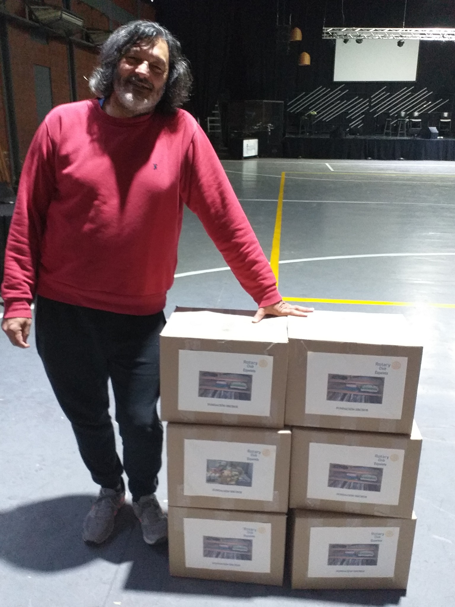 Ropa, calzado y alimentos no perecederos para la Fundación Hechos