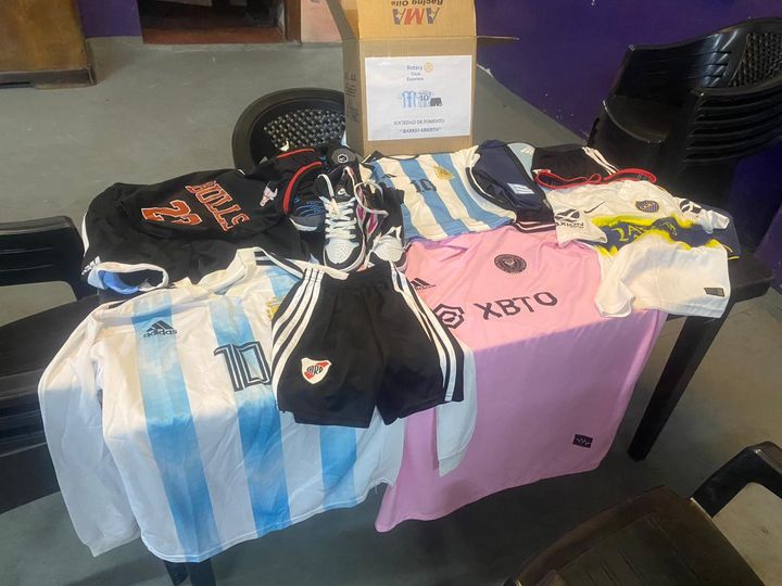 Donación de indumentaria a sociedad de fomento para el Día del Niño