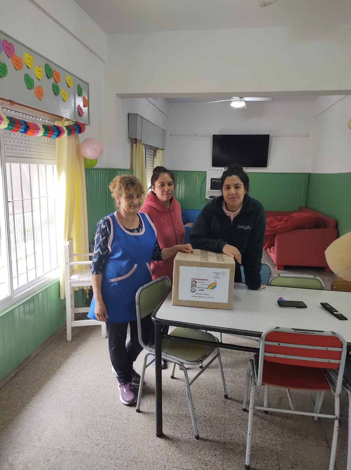 Ropa nueva y libros para centro de asistencia a niños judicializados