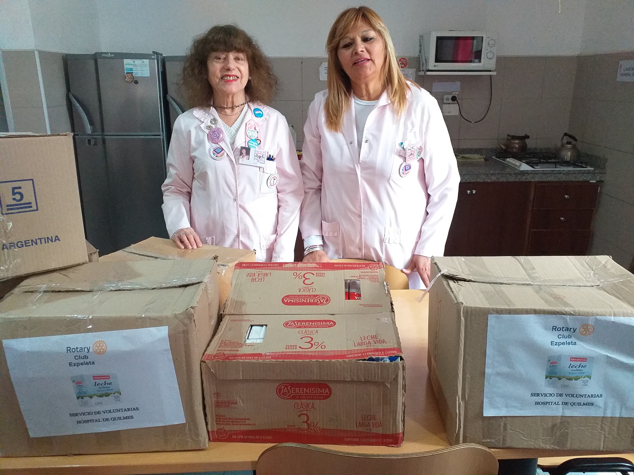 Donación de leche larga vida para las Damas de Rosa