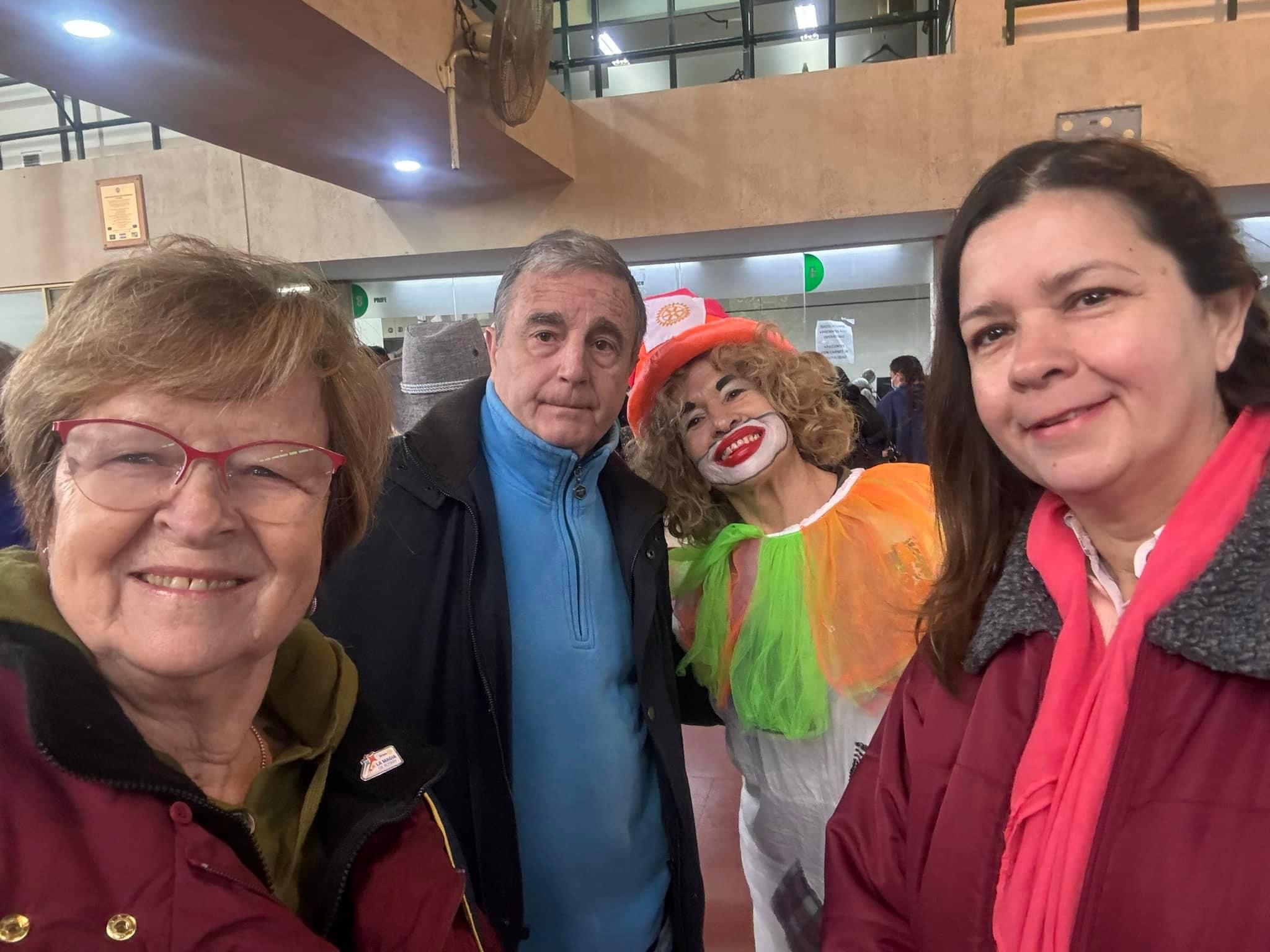 Entrega de juguetes y golosinas en el Hospital Evita Pueblo