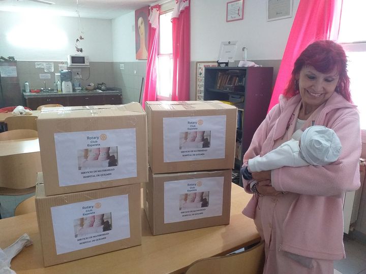 Pañales, leche larga vida y ropa de bebé para maternidad de hospital