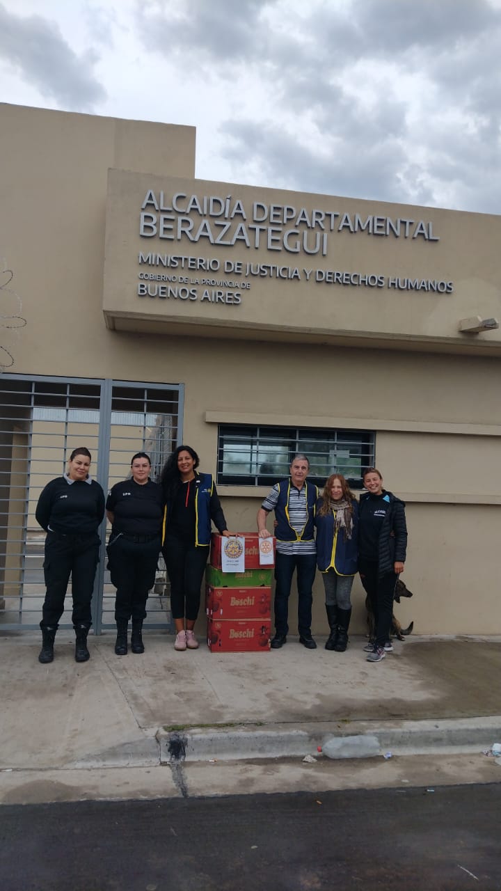 Entrega de ropa a la Alcaldía Departamental de Berazategui