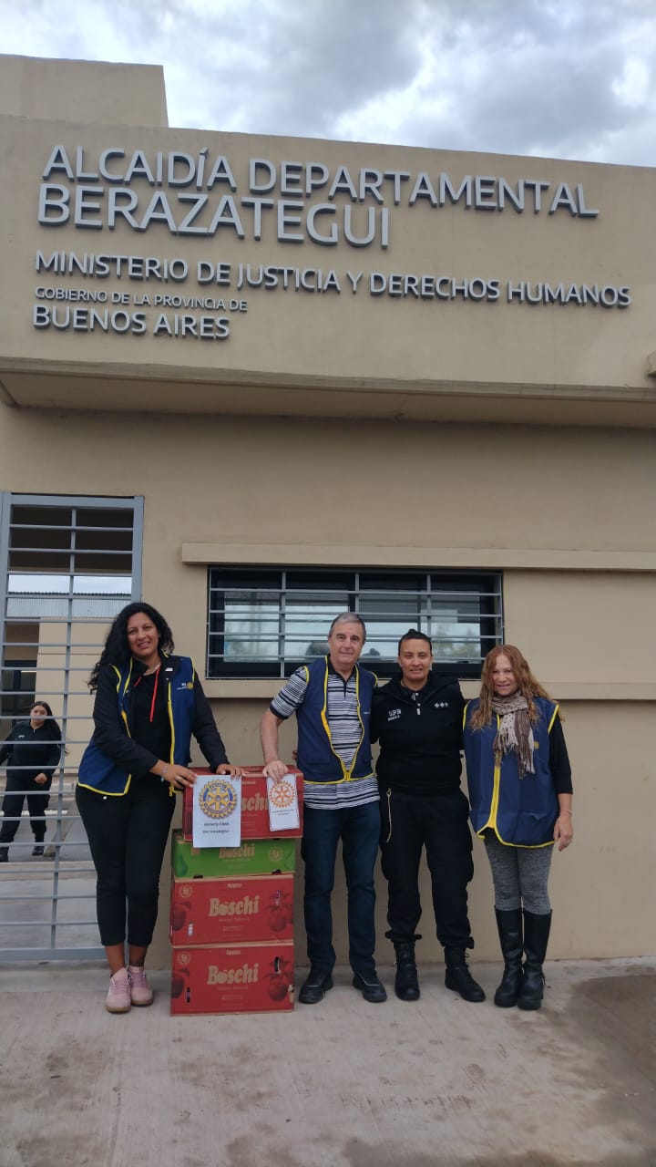 Entrega de ropa a la Alcaldía Departamental de Berazategui