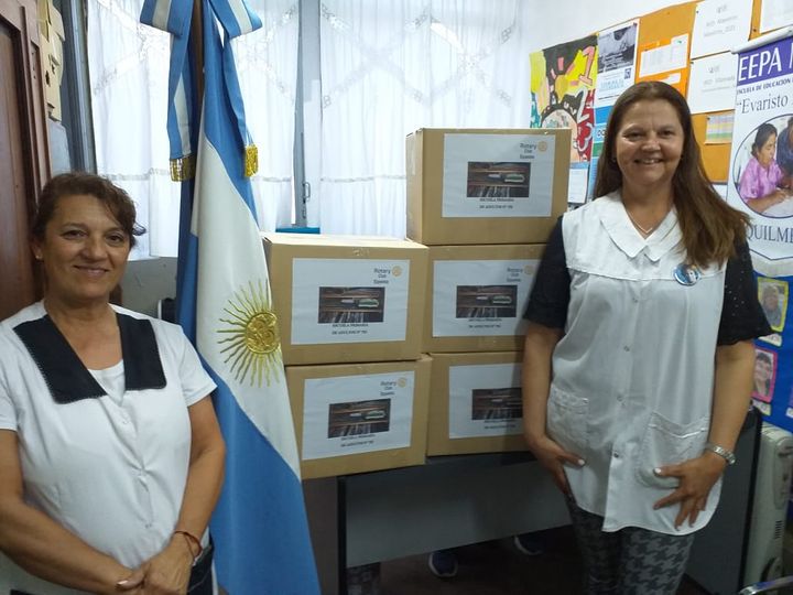 Donación de ropa y calzado a escuela primaria de adultos