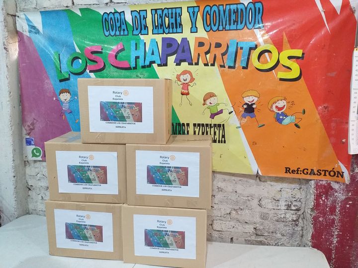 Ropa, calzado y colecciones de enciclopedias para comedor comunitario