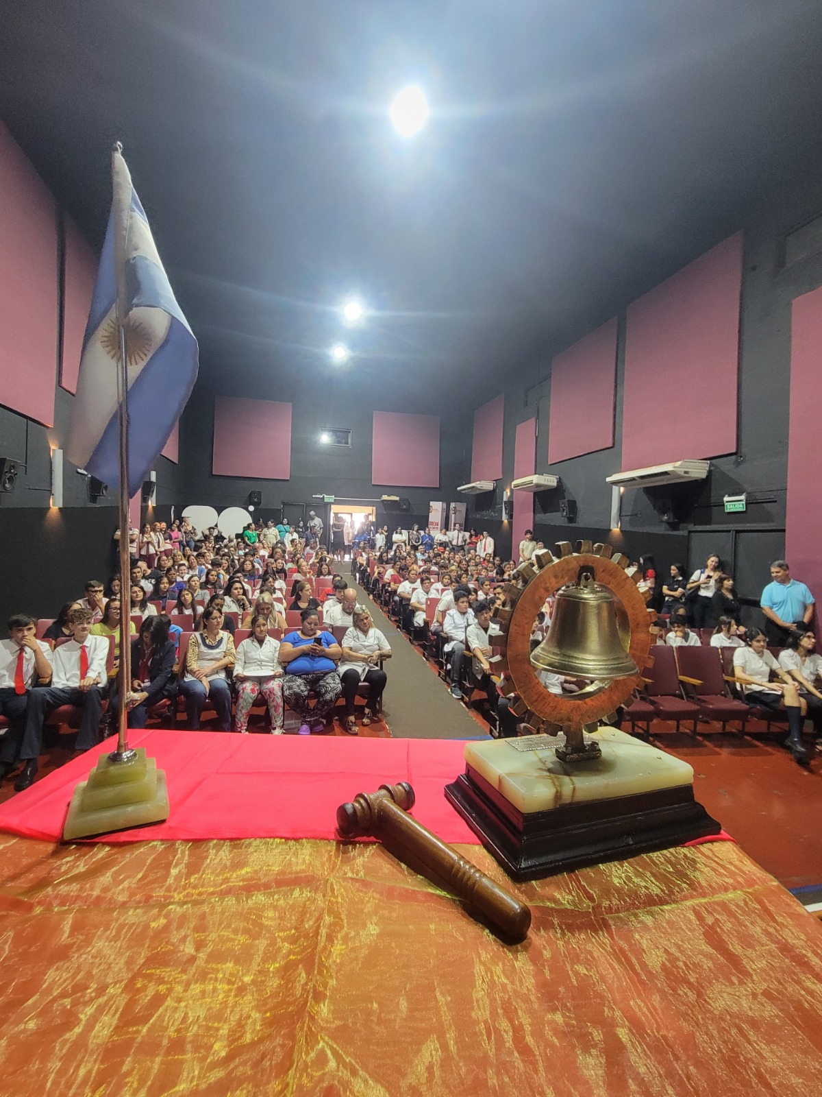Diplomas de Honor a los mejores compañeros del último año de primaria y secundaria
