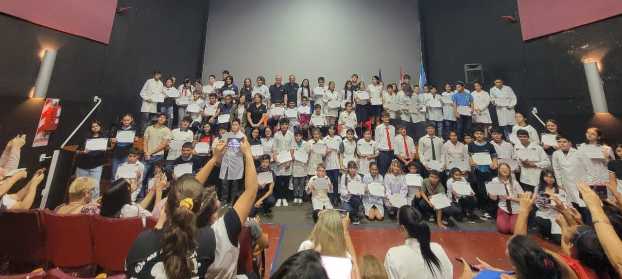 Diplomas de Honor a los mejores compañeros del último año de primaria y secundaria