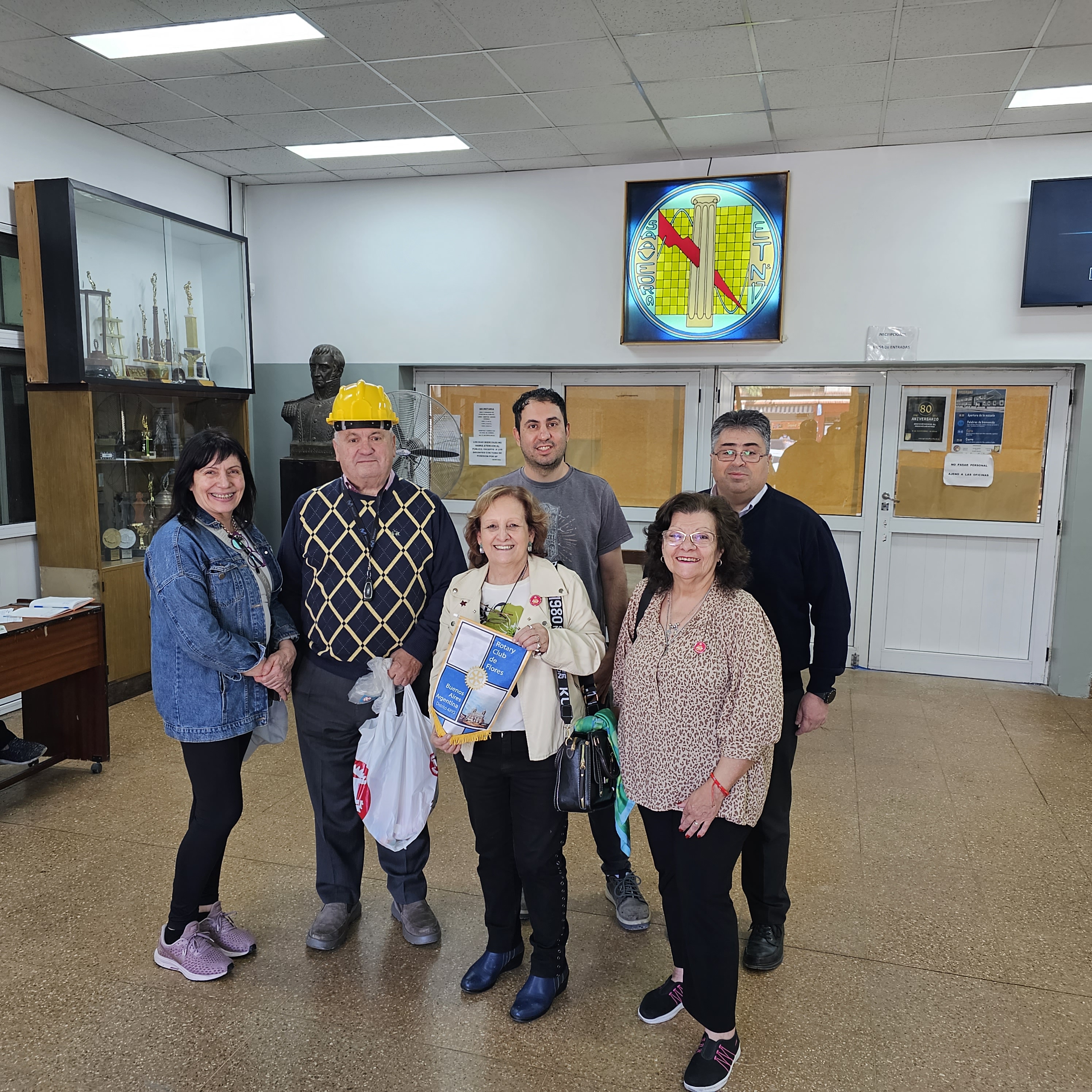Visita del club a escuela técnica