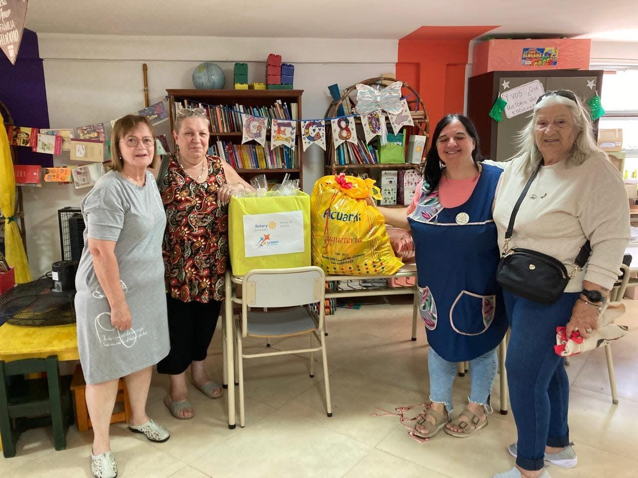 Juguetes y golosinas para los alumnos del Centro Educativo Complementario n.° 802