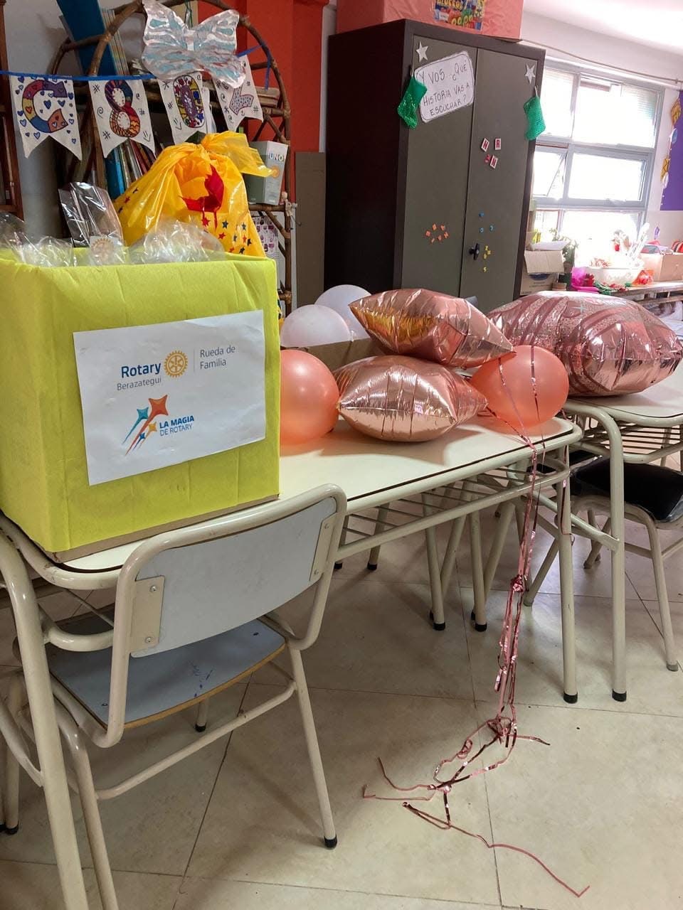 Juguetes y golosinas para los alumnos del Centro Educativo Complementario n.° 802