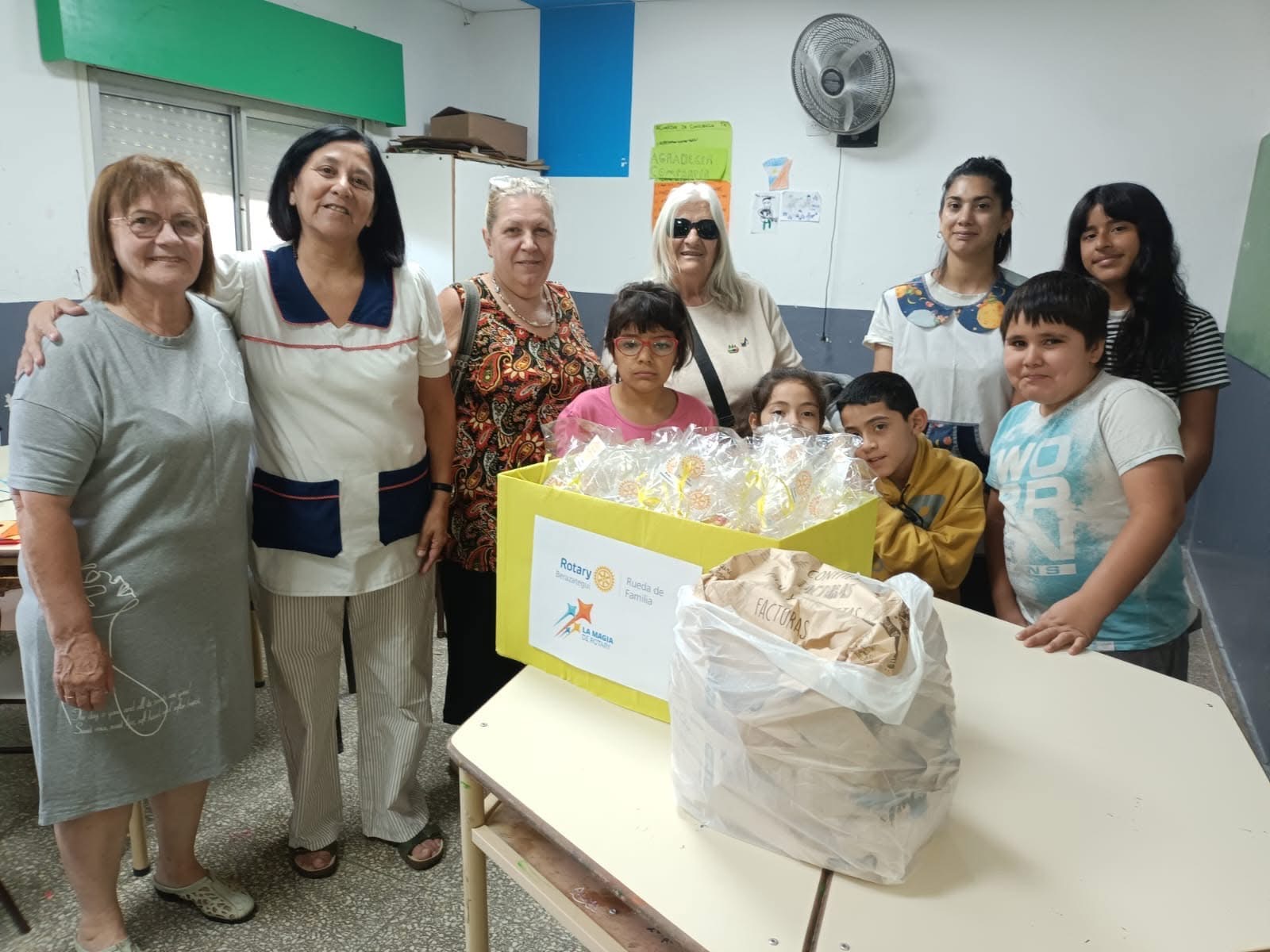Juguetes y golosinas para los alumnos del Centro Educativo Complementario n.° 801