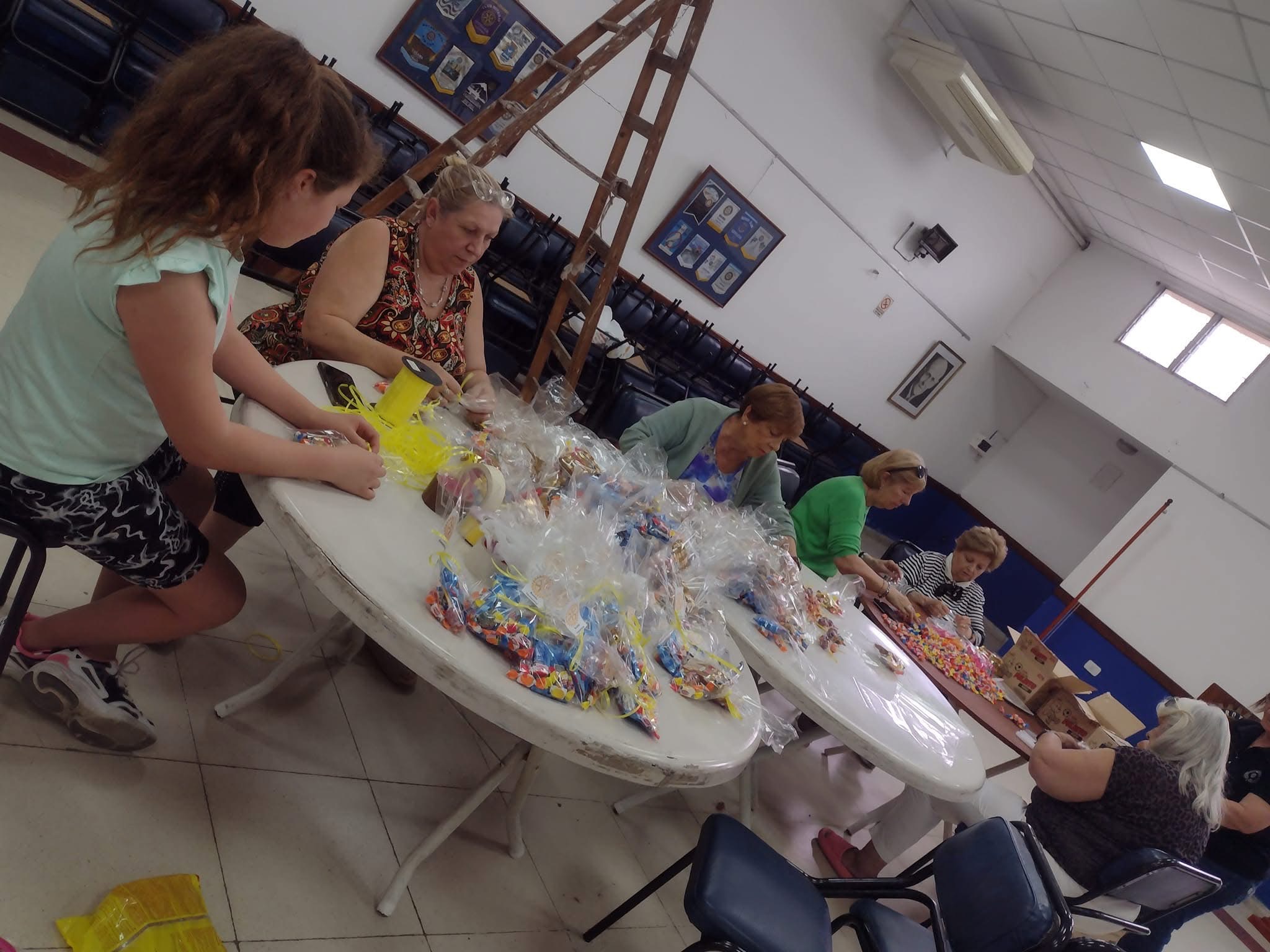 Juguetes y golosinas para los alumnos del Centro Educativo Complementario n.° 801