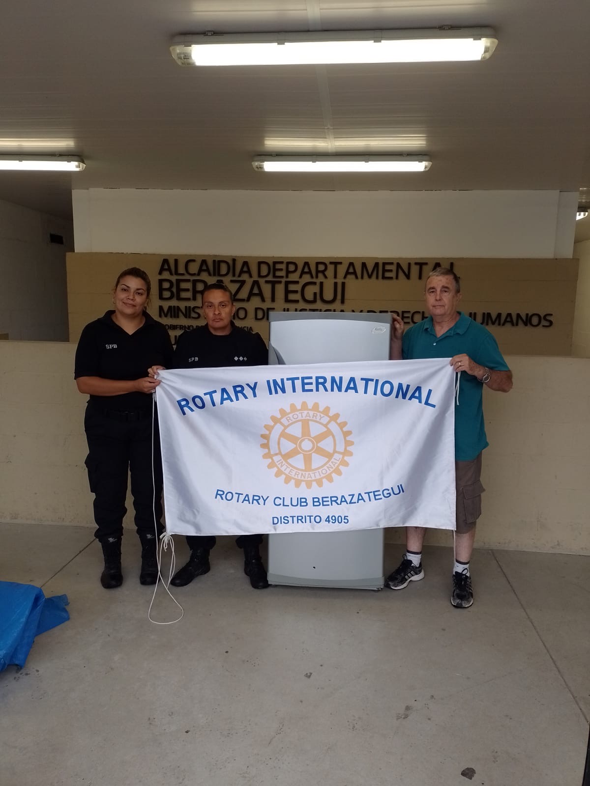 Donación de heladera para la alcaldía departamental