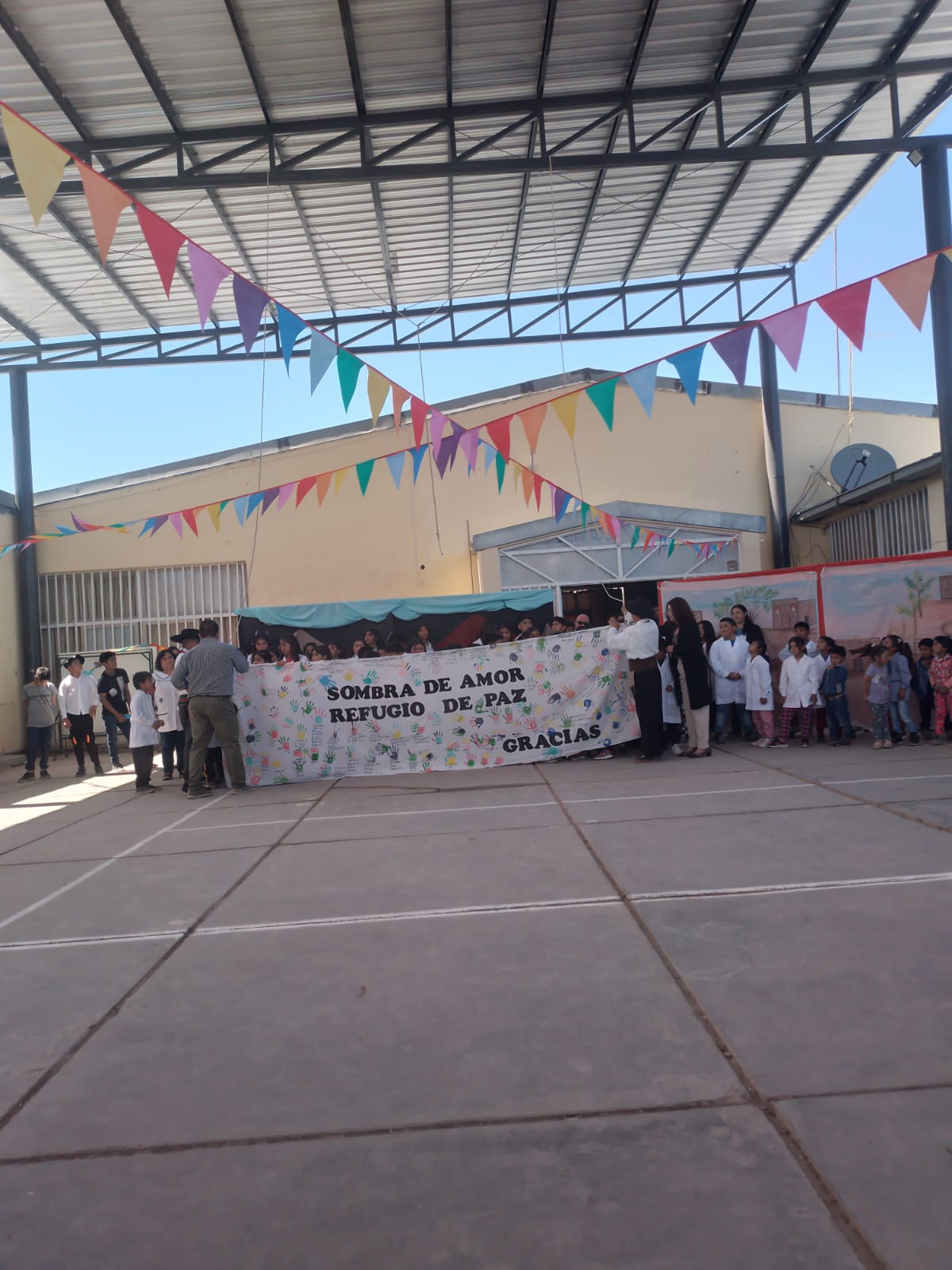 Construcción de cubierta de techo en escuela rural de Rodeo del Medio