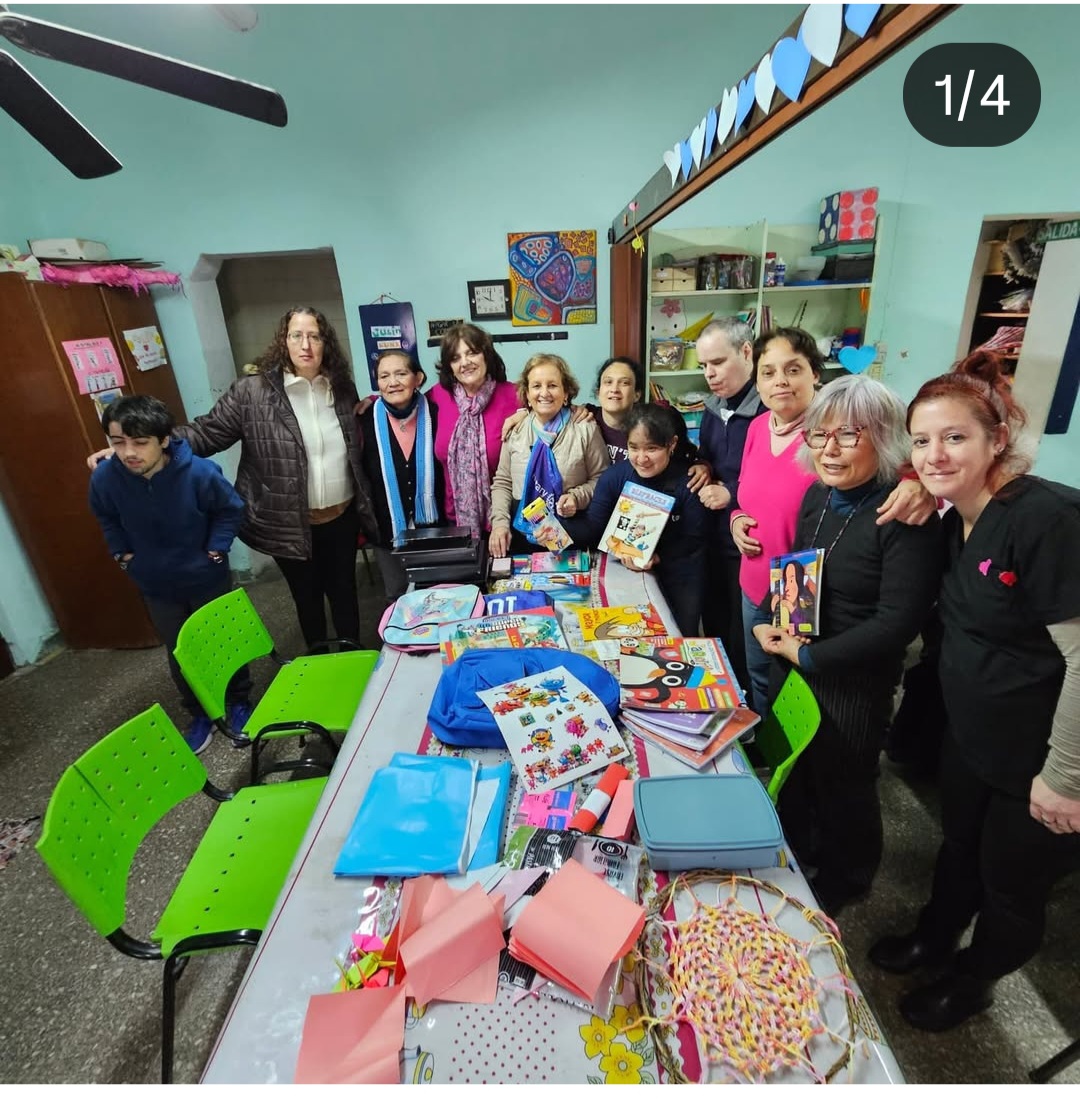 Donación de materiales escolares y artísticos a asociación civil