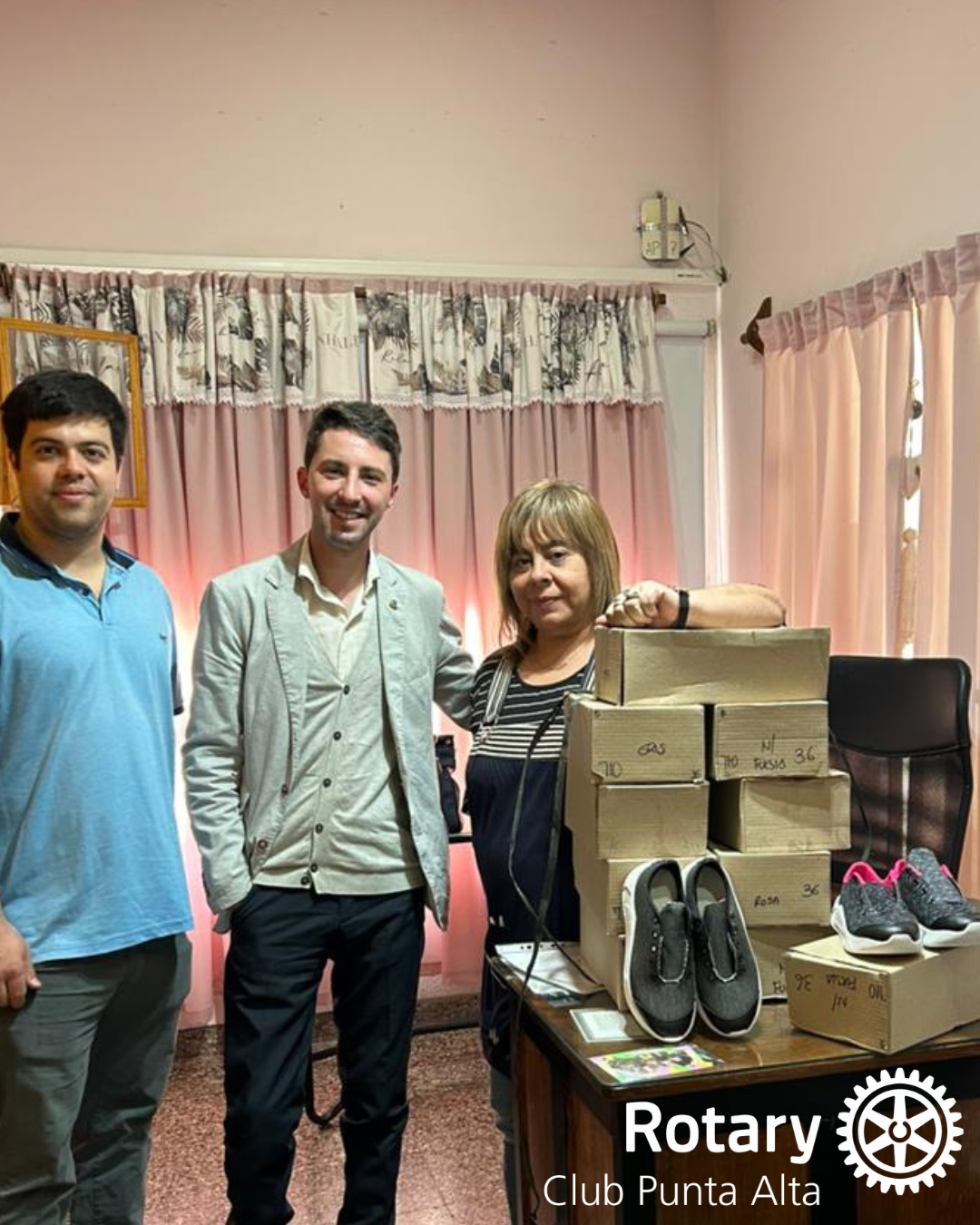 Donación de zapatillas nuevas a escuelas