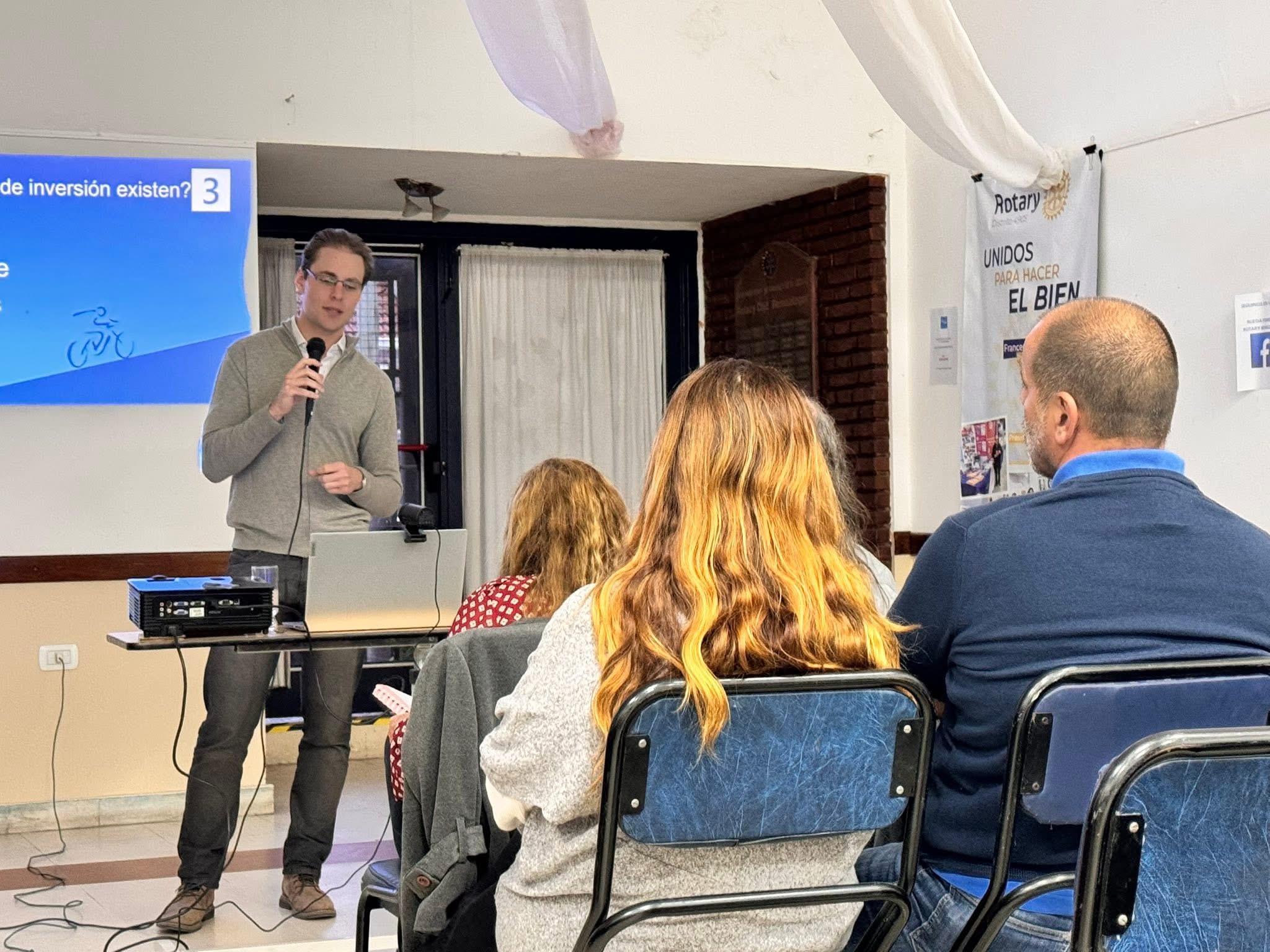 Charla del economista Federico Fava, 