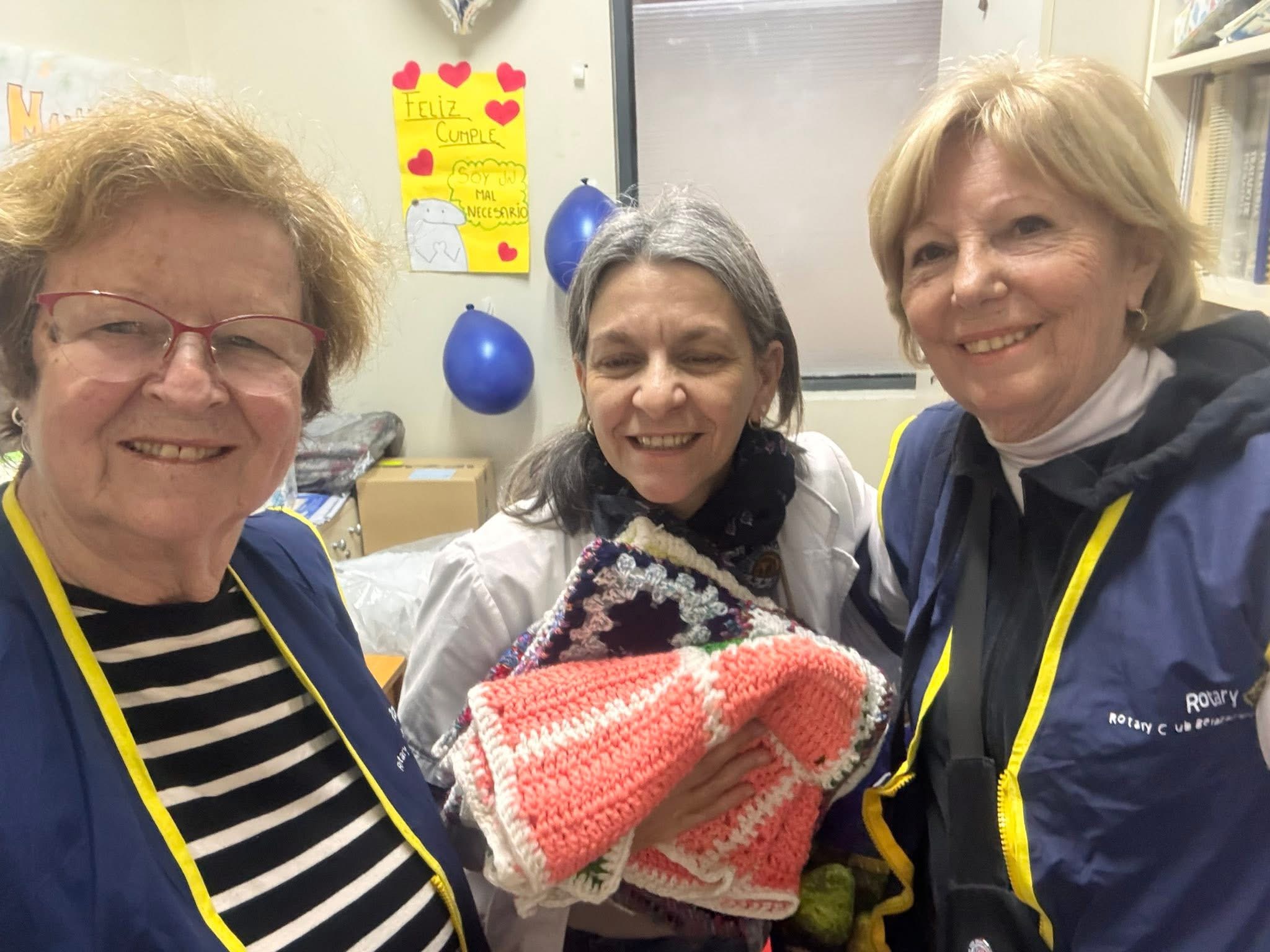 Entrega de ropa y mantas para el área de Neonatología del hospital