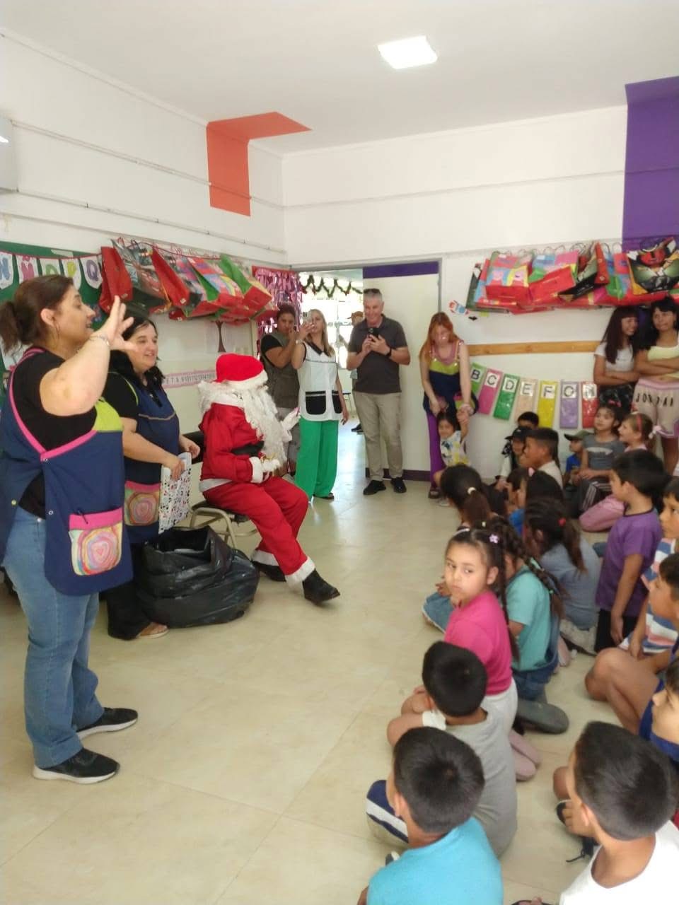 Rueda Femenina, presente con regalos en el CEC n.º 802