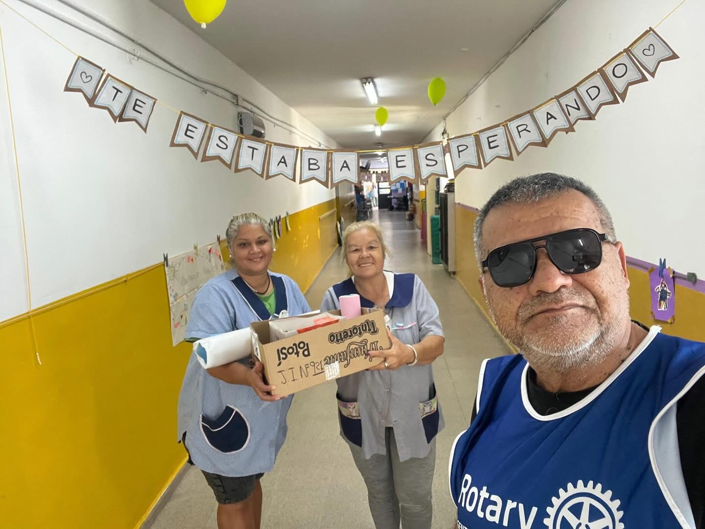Llevamos elementos escolares a jardines de infantes