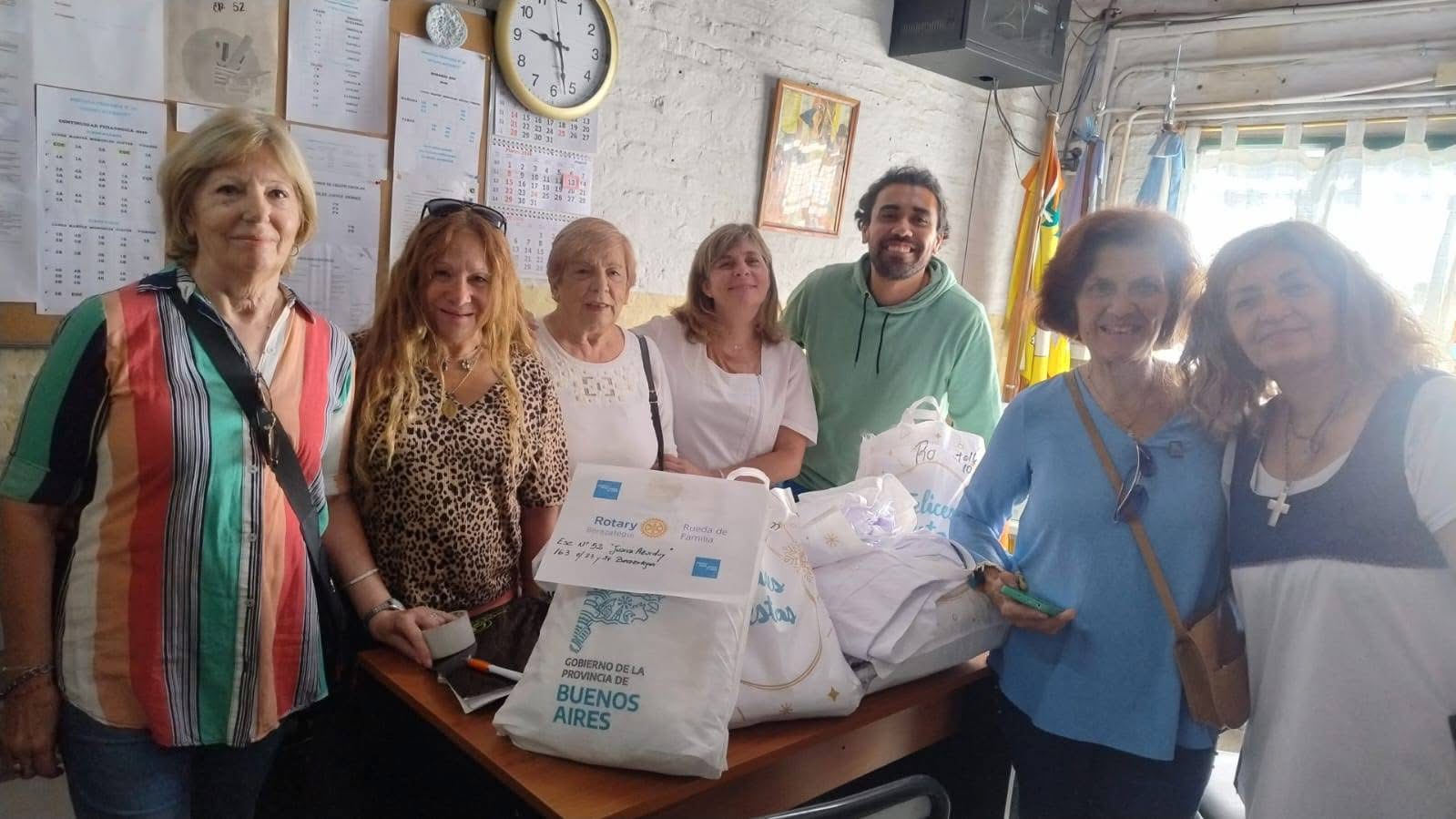 Entrega de guardapolvos para la Escuela n.º 52 