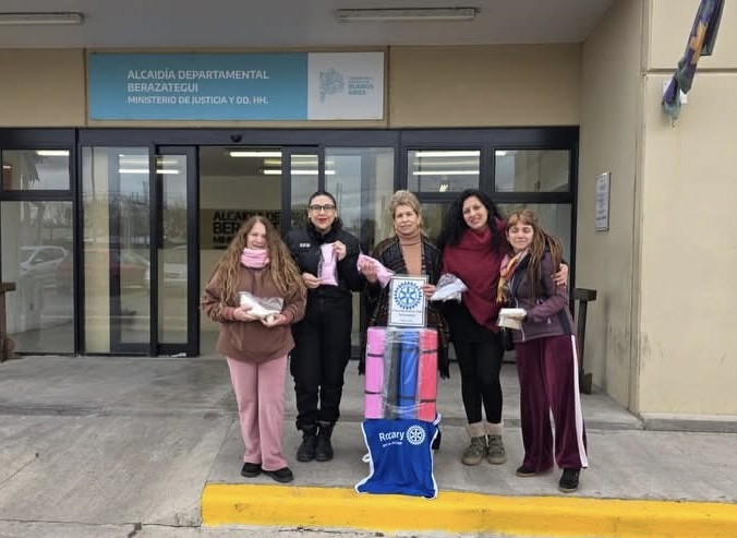 ENTREGA ELEMENTOS DE YOGA A LA ALCAIDIA DEPARTAMENTAL-BERAZATEGUI