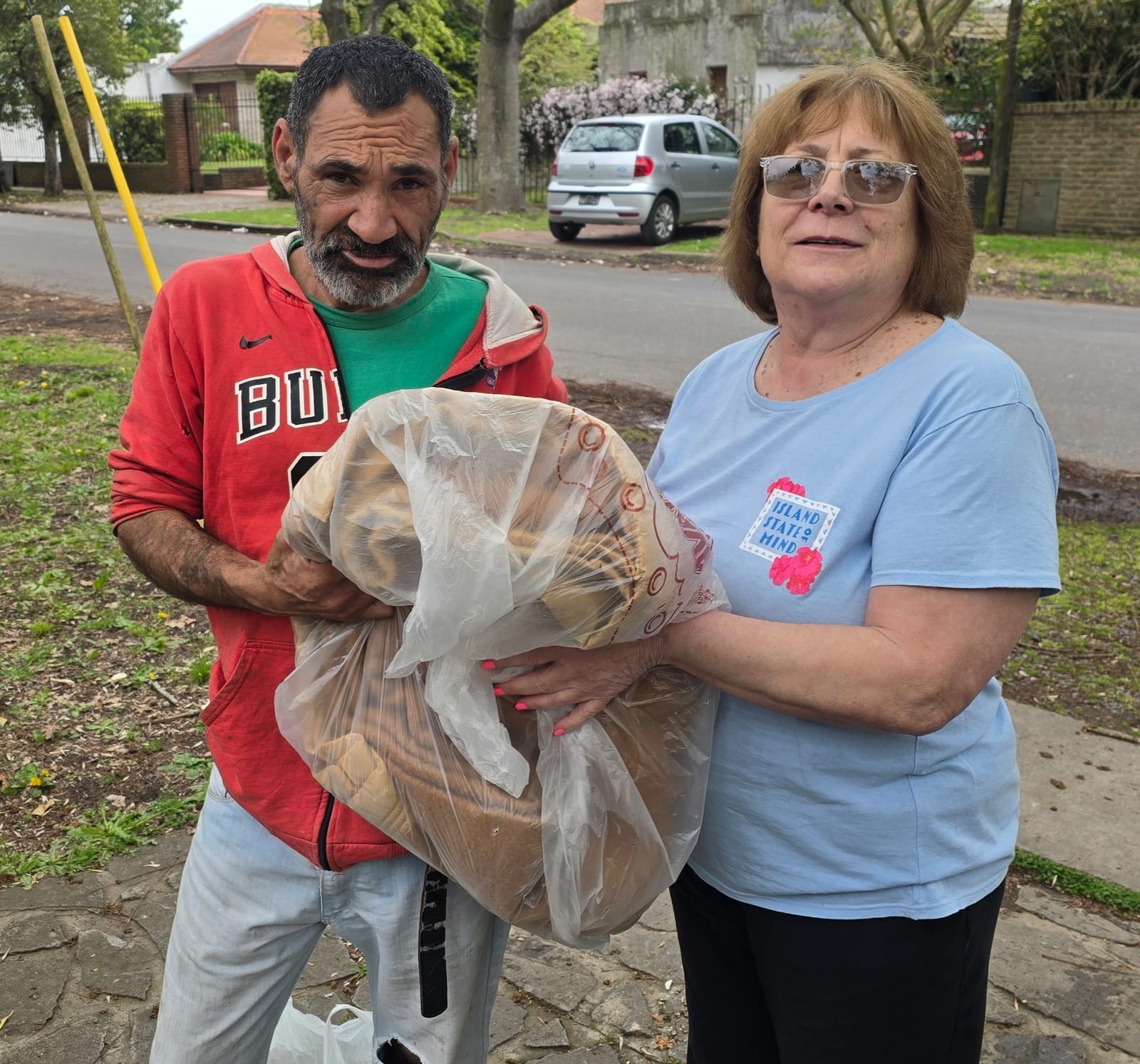 Entrega de mantas para gente en situación de calle