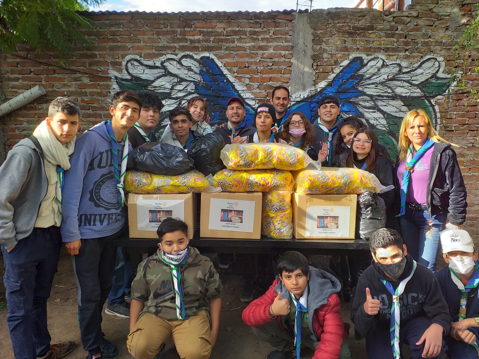 ENTREGA DE LIBROS A GRUPO DE BOY SCOUTS