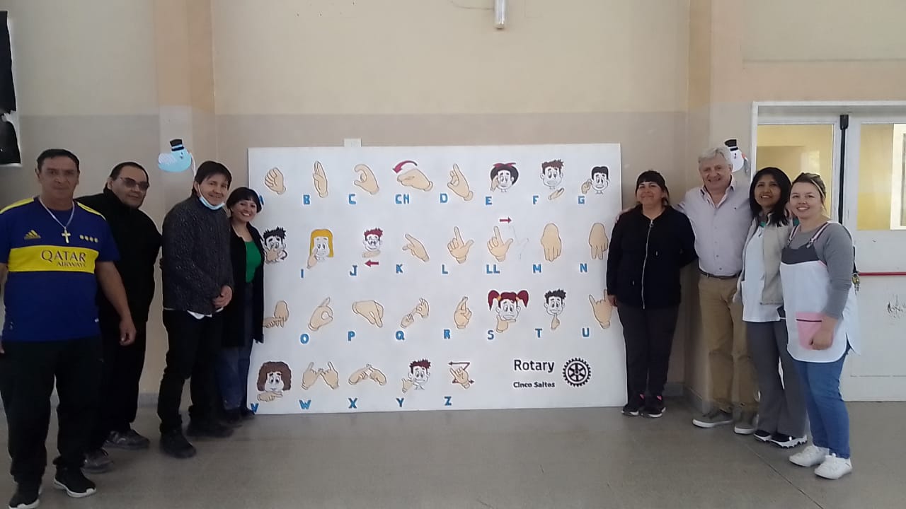 Elaboración y entrega de paneles de lengua de señas en escuelas locales