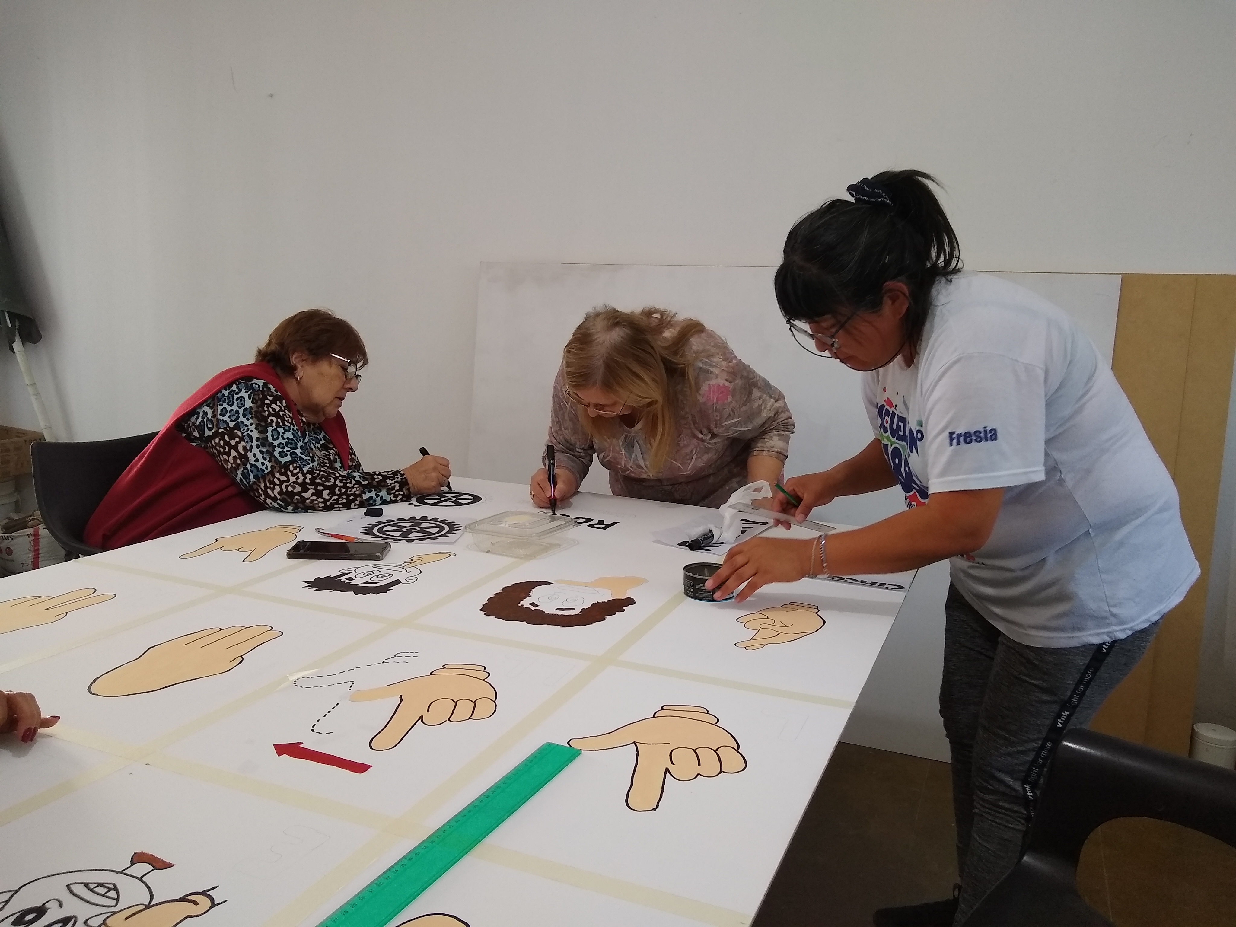 Elaboración y entrega de paneles de lengua de señas en escuelas locales