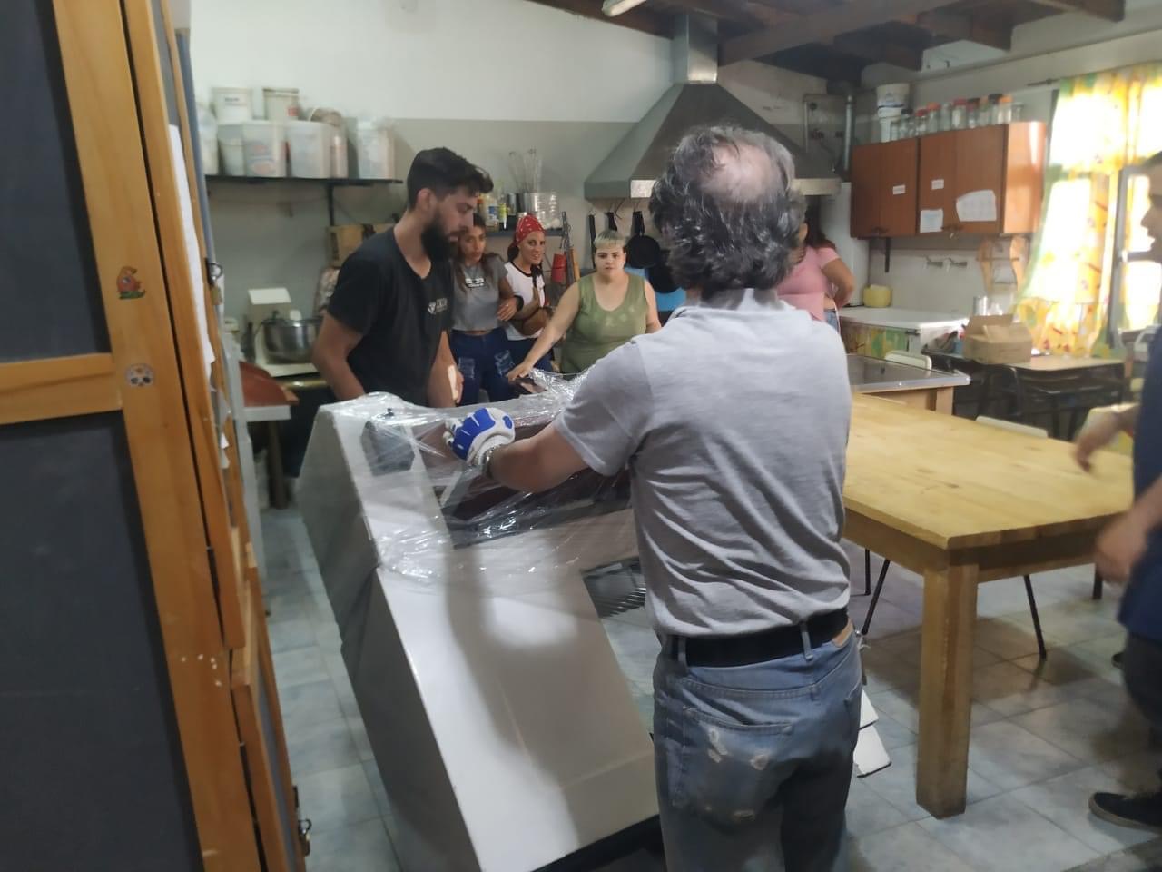 ENTREGA DE MÁQUINA SOBADORA PASTELERA DE PIE