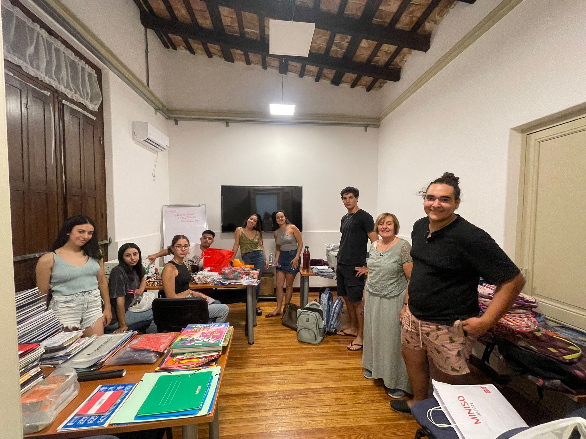 Donación de útiles y uniformes escolares